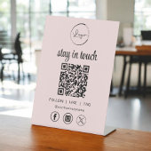 ピンクのソーシャルメディアQRコードのビジネスロゴ 台座サイン