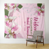 ピンクのタイガーリリー・パール・スプリング ブライダルシャワー タペストリー (インサイチュ(横))