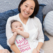 ピンクのタイポグラフィが私の叔母のハートを盗んだ ベビーボディスーツ