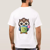 ピンクのタピオカ入りの緑色のタピオカティーを握る漫画フクロウB Tシャツ (裏面)