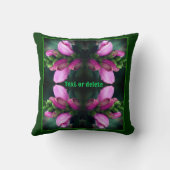 ピンクのターレヘッドの花をクローズアップパーソナライズされた クッション (裏面)