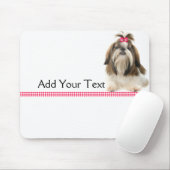 ピンクのダイヤモンドのボーダーのピンクの弓を持つシーズー（犬） Tsu マウスパッド (マウス)