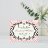 ピンクのダマスク柄 Save the Date ポストカード (スタンド正面)