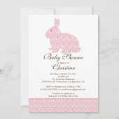 ピンクのダマスク織のバニーのベビーシャワーの招待状の女の赤ちゃん 招待状 (正面)