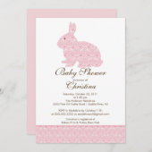 ピンクのダマスク織のバニーのベビーシャワーの招待状の女の赤ちゃん 招待状 (正面/裏面)