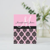ピンクのダマスク織のモノグラムの結婚式招待状 招待状 (スタンド正面)