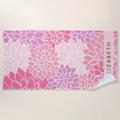 ピンクのダリアの花、花のパターン、あなたの名前 ビーチタオル (正面)