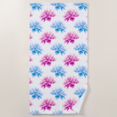 ピンクのダリア、ブルーダラ、花のパターン、花 ビーチタオル (正面)