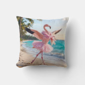 ピンクのチュチュを着たフラミンゴのバレリーナがビーチに立つ クッション (正面)