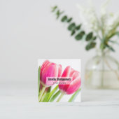 ピンクのチューリップと緑の葉の写真 スクエア名刺 (スタンド正面)