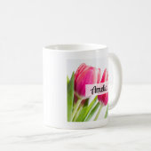 ピンクのチューリップと緑離れの写真 コーヒーマグカップ (正面右)