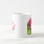 ピンクのチューリップと緑離れの写真 コーヒーマグカップ (中央)