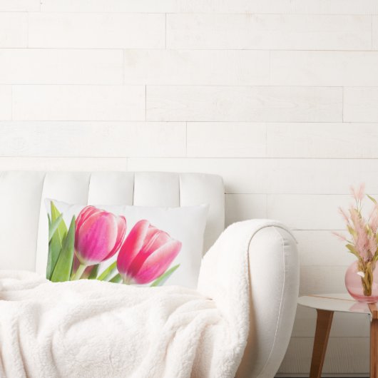 ピンクのチューリップと緑離れの写真 ランバークッション (ソファ)