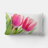 ピンクのチューリップと緑離れの写真 ランバークッション (裏面)