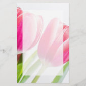 ピンクのチューリップと緑離れの写真 便箋 (正面)