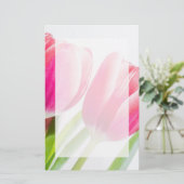 ピンクのチューリップと緑離れの写真 便箋 (スタンド正面)