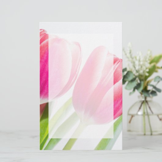 ピンクのチューリップと緑離れの写真 便箋 (スタンド正面)