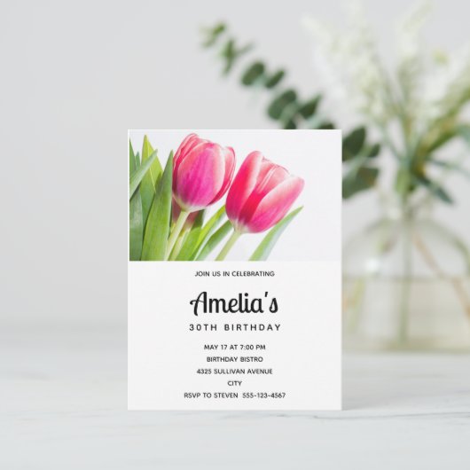 ピンクのチューリップと緑離れの誕生日 インビテーションポストカード (スタンド正面)