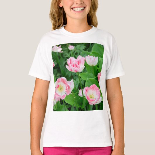 ピンクのチューリップのフィールド Tシャツ (正面)