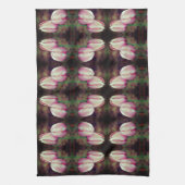 ピンクのチューリップの花と雨滴パターン キッチンタオル (縦)