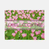 ピンクのチューリップの花のフィールド ドアマット (正面)