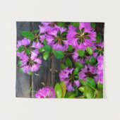 ピンクのツツツジの花、素朴な裏庭の木目 タペストリー (正面(横))