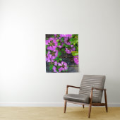 ピンクのツツツジの花、素朴な裏庭の木目 タペストリー (インサイチュ)