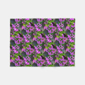 ピンクのツツツジの花、素朴な裏庭の木目 フリースブランケット (正面(横))