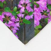 ピンクのツツツジの花、素朴な裏庭の木目 フリースブランケット (角)