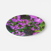 ピンクのツツツジの花、素朴な裏庭の木目 ペーパープレート (アングル)