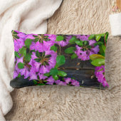 ピンクのツツツジの花、素朴な裏庭の木目 ランバークッション (ブランケット)