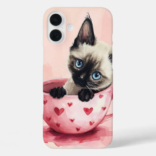 ピンクのティーカップに座ってかわいい水色の子猫 iPhone 16 PLUSケース