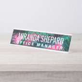 ピンクのティール（緑がかった色）の熱帯夏のヤシの木の葉状体 デスクネームプレート (正面)