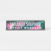 ピンクのティール（緑がかった色）の熱帯夏のヤシの木の葉状体 デスクネームプレート (正面)