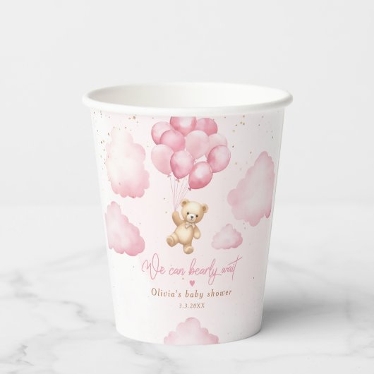 ピンクのテディベアの女の子シャワー私たちは心から待つことができる 紙コップ (裏面)