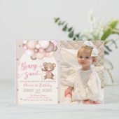 ピンクのテディベアの風船 女の子の誕生日写真 招待状 (スタンド正面)