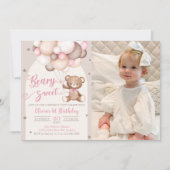 ピンクのテディベアバルーン女の子の誕生日写真 招待状 (正面)
