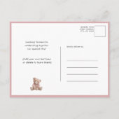 ピンクのテディ我々は心から女の子の赤ちゃんシャワーを待つことができる インビテーションポストカード (裏面)