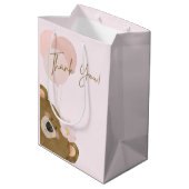 ピンクのテディ我々は心から女の子の赤ちゃんシャワーを待つことができる ミディアムペーパーバッグ (裏面アングル)