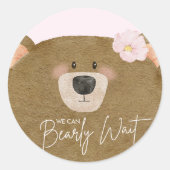 ピンクのテディ我々は心から女の子の赤ちゃんシャワーを待つことができる ラウンドシール (正面)