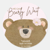 ピンクのテディ我々は心から女の子の赤ちゃんシャワーを待つことができる ラウンドシール (正面)