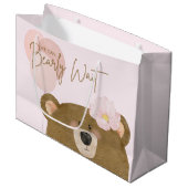 ピンクのテディ我々は心から女の子の赤ちゃんシャワーを待つことができる ラージペーパーバッグ (正面アングル)