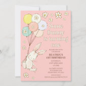 ピンクのデイジーいくつかのバニーが1歳の誕生日を回している 招待状 (正面)