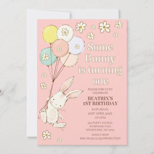 ピンクのデイジーいくつかのバニーが1歳の誕生日を回している 招待状 (正面)