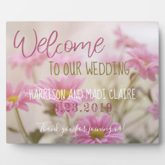 ピンクのデイジーがロマンチック結婚な私たちのサインへようこそ フォトプラーク