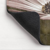 ピンクのデイジーで窓に雨が降る マウスパッド (コーナー)