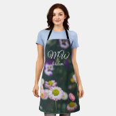ピンクのデイジーと緑の庭のパンジー エプロン (着用した状態)