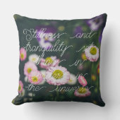 ピンクのデイジーと緑の庭のパンジー クッション (正面)