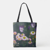 ピンクのデイジーと緑の庭のパンジー トートバッグ (裏面)