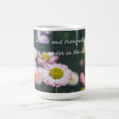 ピンクのデイジーと緑の庭のパンジー モーフィングマグカップ (中央)